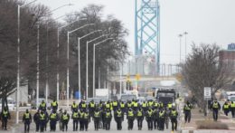 policajti na moste medzi Kanadou a USA