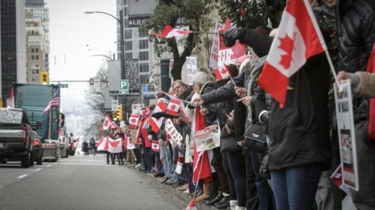 Protest proti opatreniam a očkovaniu v kanadskom Vancouveri.