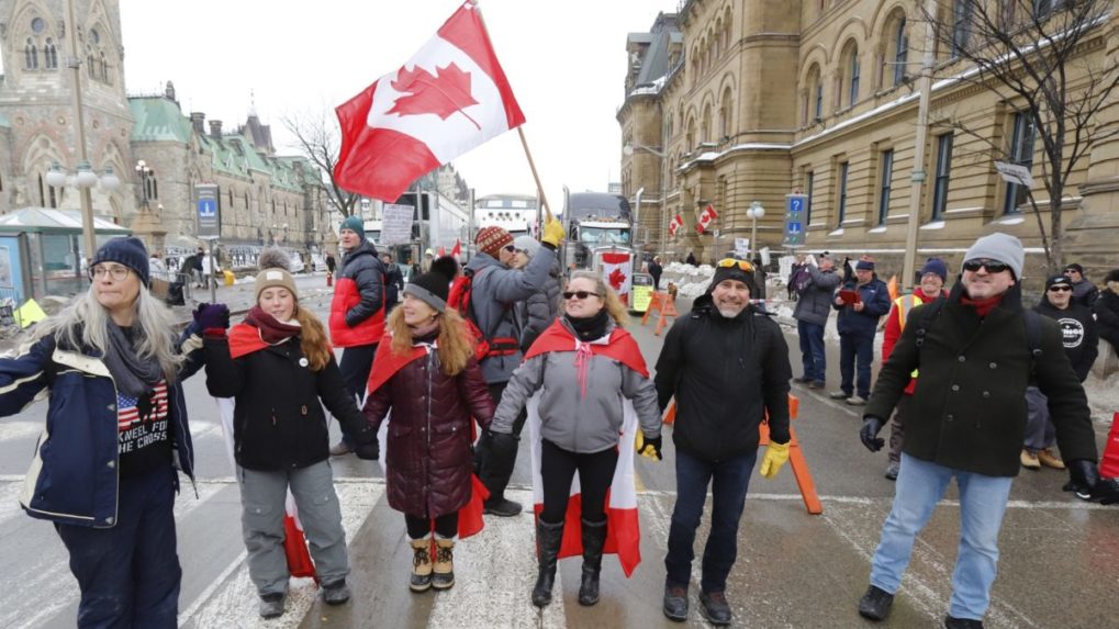 V Kanade pokračujú protesty, niektoré provincie zmierňujú opatrenia