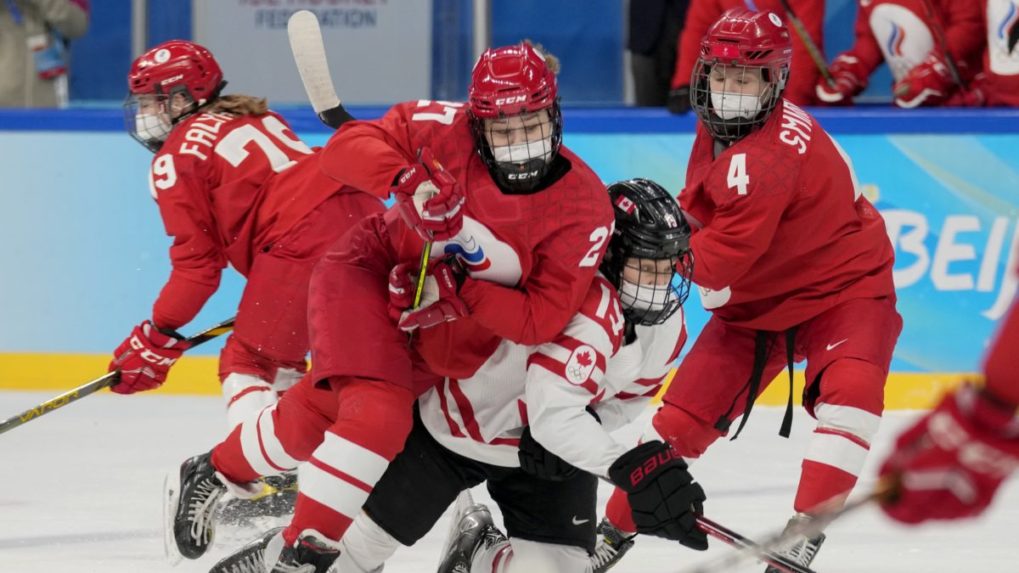ZOH 2022: Hráčky Kanady a Ruska odohrali celý duel s respirátormi na tvári
