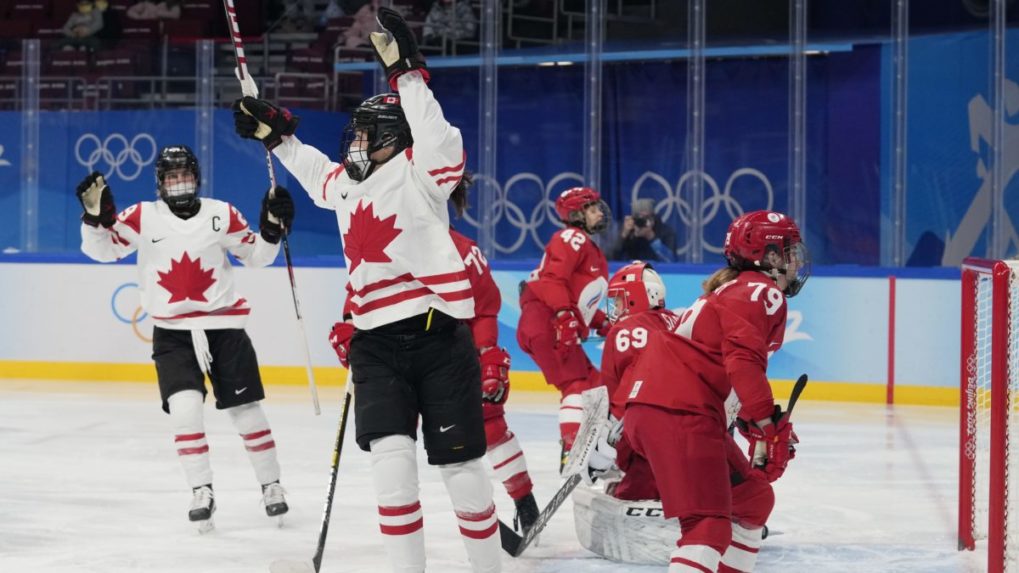 ZOH 2022: Hráčky Kanady a Ruska odohrali celý duel s respirátormi na tvári
