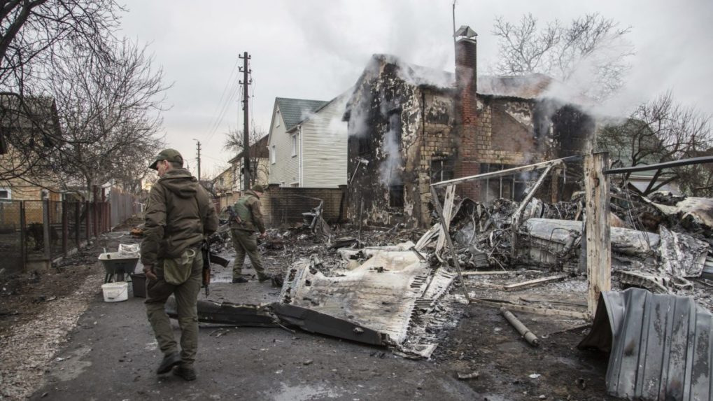 V Kyjeve sa ozýva streľba, ministerstvo chce, aby ľudia hlásili pohyb techniky
