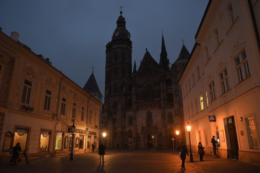 Mnohé kultúrne pamiatky na Slovensku sa na protest proti novému zákonu ponorili do tmy