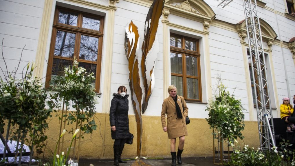 Zavraždenému novinárovi Jánovi Kuciakovi a jeho priateľke odhalili pamätník