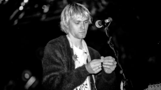 americký rockový spevák Kurt Cobain.