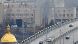 Na snímke vidno dopravné zápchy, ktoré vznikli, pretože ľudia opúšťajú mesto Kyjev.