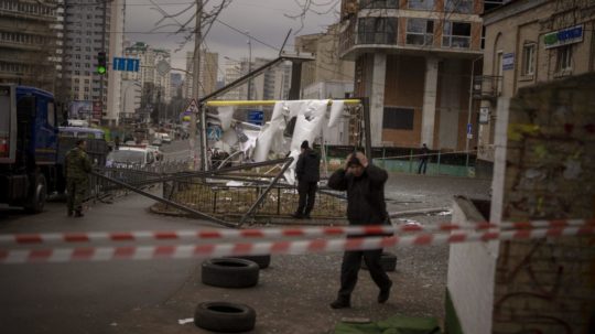 Policajti kontrolujú oblasť v Kyjeve na Ukrajine.