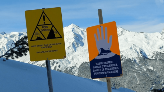 Ilustračná snímka - výstrahy pred lavínami.