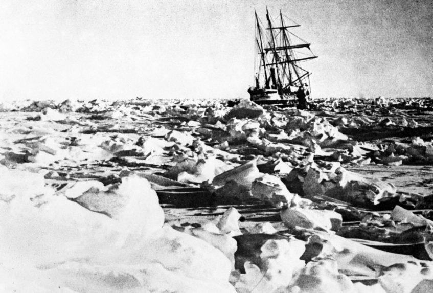 Shackletonova loď Endurance uviazla v ľade počas expedícia na Antarktídu.
