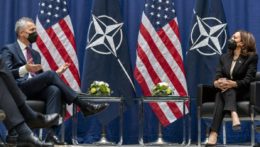Americká viceprezidentka Kamala Harrisová (vpravo) a generálny tajomník NATO Jens Stoltenberg počas 58. Mníchovskej konferencie.