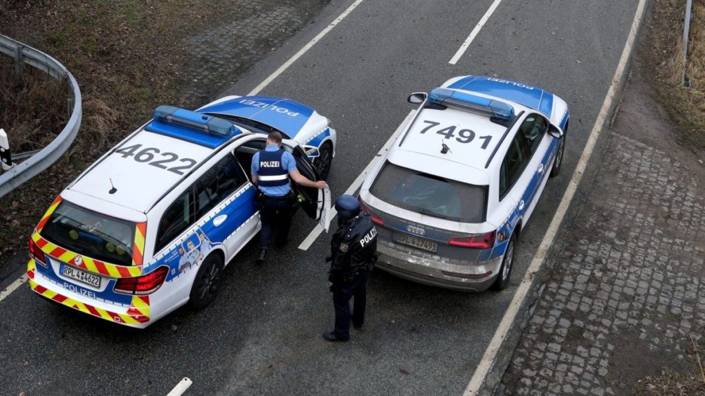 Krátko pred samitom G7 zhorelo v Mníchove osem policajných vozidiel