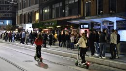 Na archívnej snímke ľudia oslavujú v uliciach koniec pandemických obmedzení 25. septembra 2021 v Osle.