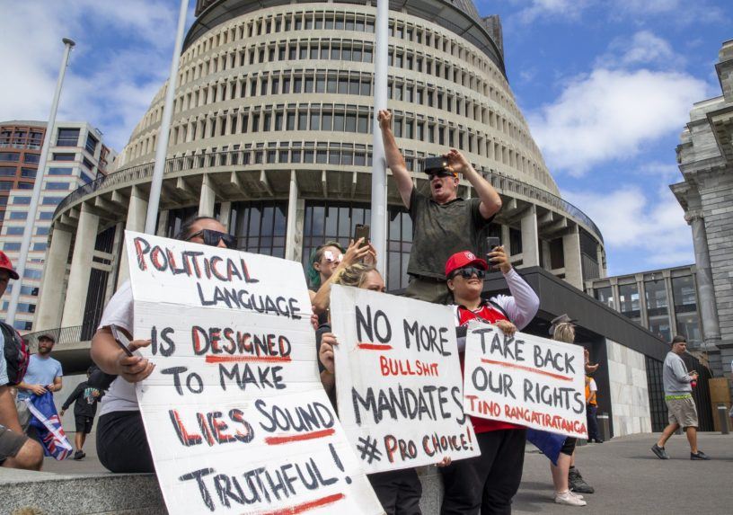 Novozélandský parlament obkľúčili kamióny na protest proti opatreniam a očkovaniu