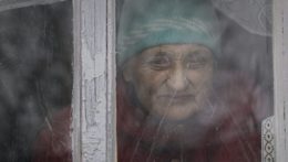 Jedna z posledných obyvateliek, ktoré neopustili svoj domov na frontovej línii v dedine Novooleksandrivka na východe Ukrajiny.