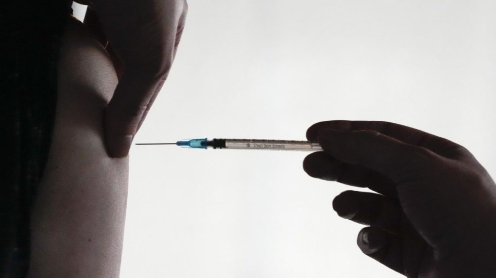 Rakúsko pozastaví povinné očkovanie proti covidu
