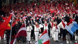 Členovia slovenskej olympijskej výpravy počas záverečného ceremoniálu na ZOH 2018 v juhokórejskom Pjongčangu