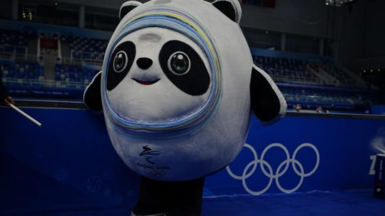 Na snímke maskot ZOH 2022 v Pekingu panda Bing Dwen Dwena.