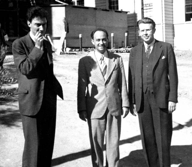 Vedci (zľava) Julius Robert Oppenheimer, Enrico Fermi a Ernest Lawrence.