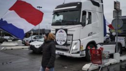 Demonštrant máva vlajkou pred konvojom v Lyone.