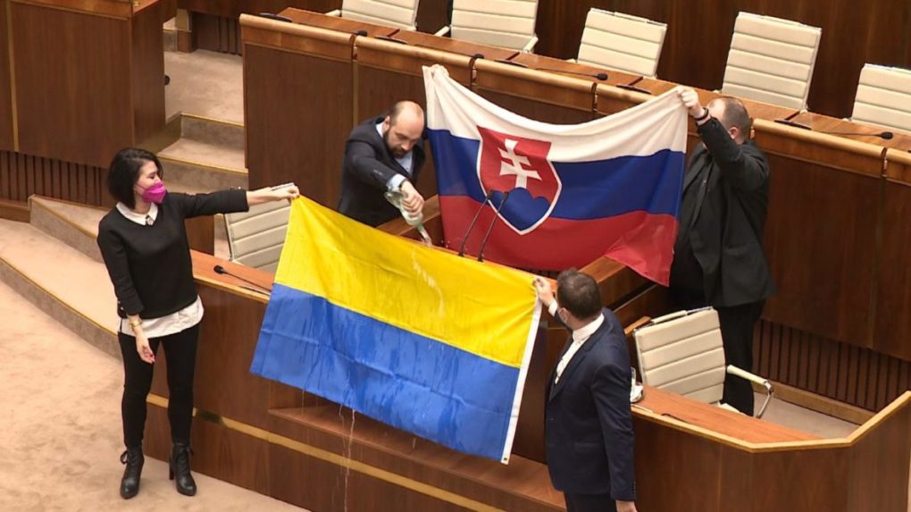 Polícia obvinila dve osoby v súvislosti s incidentom s ukrajinskou vlajkou v parlamente