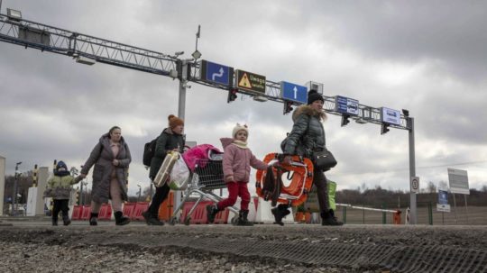 Utečenci z Ukrajiny na hraničnom priechode Medyka s Poľskom.