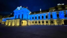 Rozsvietený prezidentský palác v národných farbách Ukrajiny.