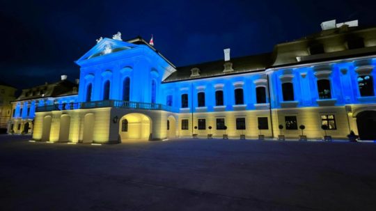 Rozsvietený prezidentský palác v národných farbách Ukrajiny.