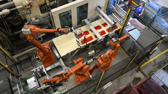 Pohľad na robotickú linku vo výrobnej hale spoločnosti Hella.
