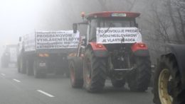Na snímke farmári, autodopravcovia a lesníci blokujú horský priechod Dargov.