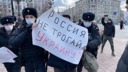 Moskovská polícia zasahuje na protest proti vojne na Ukrajine.