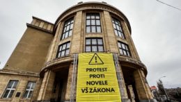 Na snímke transparent o proteste proti novele vysokoškolského zákona pred budovou Univerzity Komenského v Bratislave.