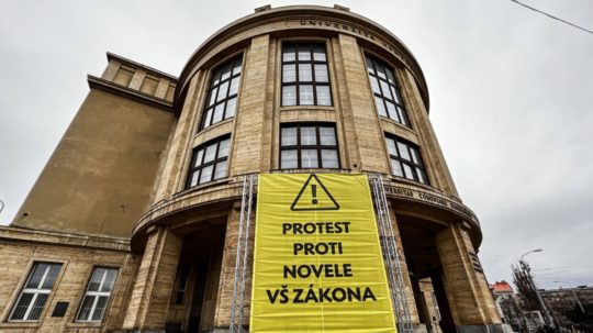Na snímke transparent o proteste proti novele vysokoškolského zákona pred budovou Univerzity Komenského v Bratislave.