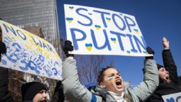 Demonštranti podporujúci Ukrajinu sa zhromaždili pred budovou OSN počas mimoriadneho zasadnutia Valného zhromaždenia v New Yorku.