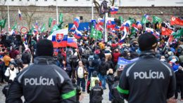 Na snímke účastníci protestu proti obrannej dohode s USA pred budovou Národnej rady SR 8. februára 2022 v Bratislave.