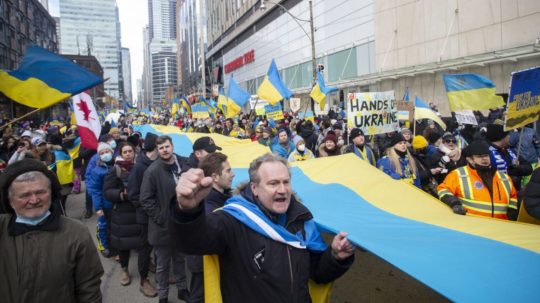 Ľudia podporujúci Ukrajinu v Kanade