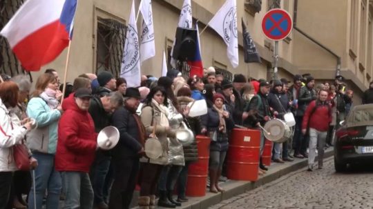 Ľudia protestujú v Česku.