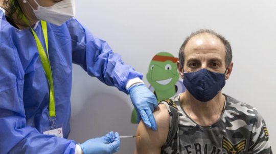 Muž dostáva vakcínu počas povinného očkovania proti ochoreniu COVID-19 vo Viedni