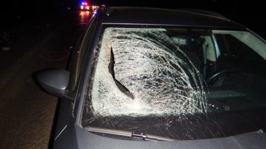 Rozbité sklo osobného auta, ktoré sa zrazilo s cyklistom pri Nových Zámkoch.