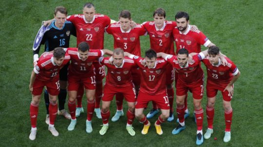 Na snímke hráči Ruska pózujú pre spoločnú fotografiu pred zápasom proti Fínsku na EURO 2020 v Petrohrade.