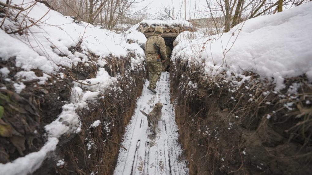 Vojak v zákopoch na rusko-ukrajinskej hranici.