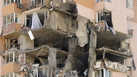 Na snímke poškodená bytovka po raketovom útoku 26. februára 2022 v Kyjeve.