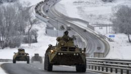 Na snímke sa konvoj ruských obrnených vozidiel presúva po diaľnici na polostrove Krym.