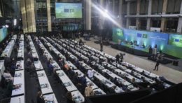 Delegáti sedia za svojimi stolmi počas otvorenia summitu EÚ - Afrika v sídle Európskej rady v Bruseli.