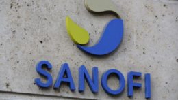Na archívnej snímke logo francúzskej farmaceutickej spoločnosti Sanofi na budove sídla v Paríži.