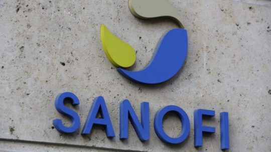 Na archívnej snímke logo francúzskej farmaceutickej spoločnosti Sanofi na budove sídla v Paríži.