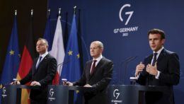 sprava francúzsky prezident Emmanuel Macron, nemecký kancelár Olaf Scholz a poľský prezident Andrzej Duda