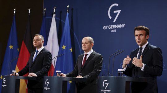 sprava francúzsky prezident Emmanuel Macron, nemecký kancelár Olaf Scholz a poľský prezident Andrzej Duda