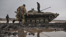 Ukrajinskí vojaci na obrnenom bojovom vozidle.