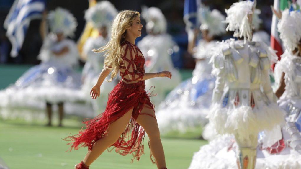Speváčka Shakira odchádza z trávnika po vystúpení pred finálovým zápasom MS vo futbale Argentína - Nemecko.
