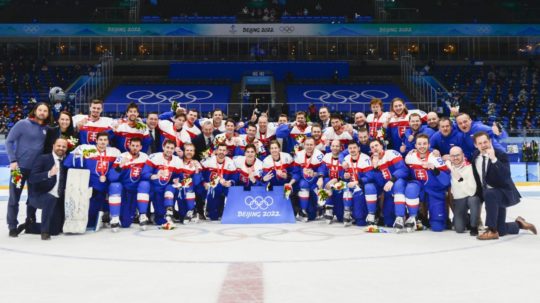 slovenskí hokejisti s bronzovými medailami.
